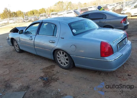 2006 Lincoln Town Car Signature Limited from USA, damaged, VIN 1LNHM82VX6Y632816